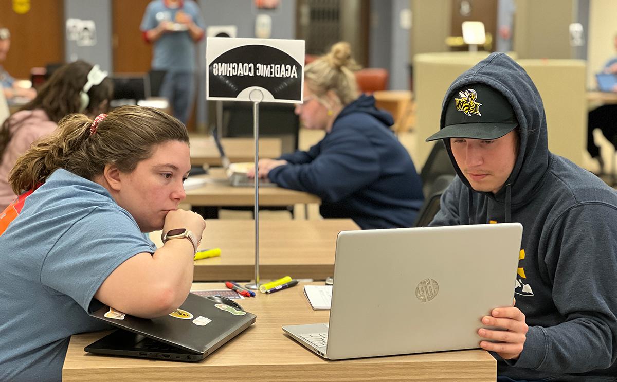 Madeleine Butcher (right) in an academic coaching session with a BW student